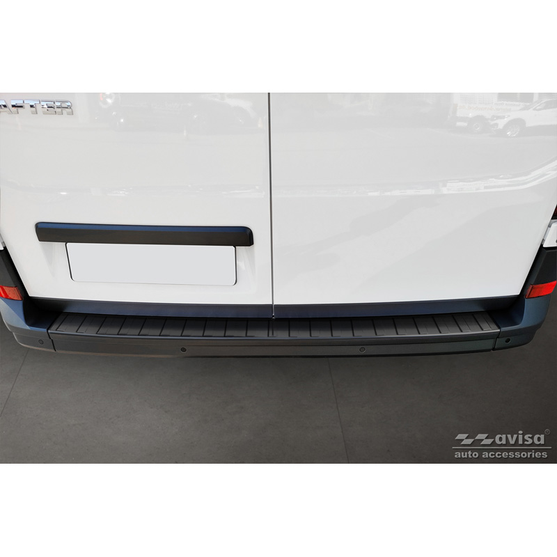 Protection de seuil arrière inox noir sur mesure pour Volkswagen Crafter & MAN TGE 2017- 'Ribs' ('XL'-version)