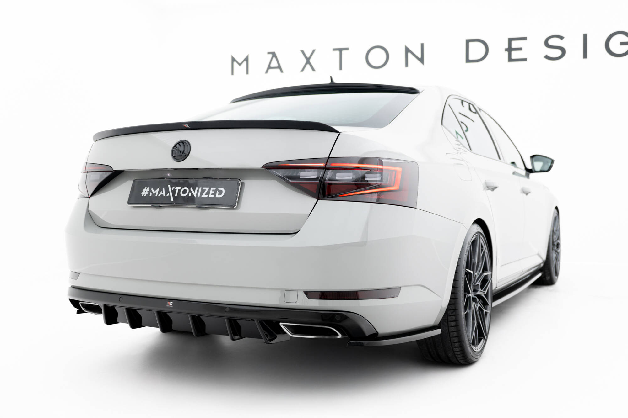 Bodykit V.2 Skoda Superb Liftback MK3 Maxton Glanzend zwart