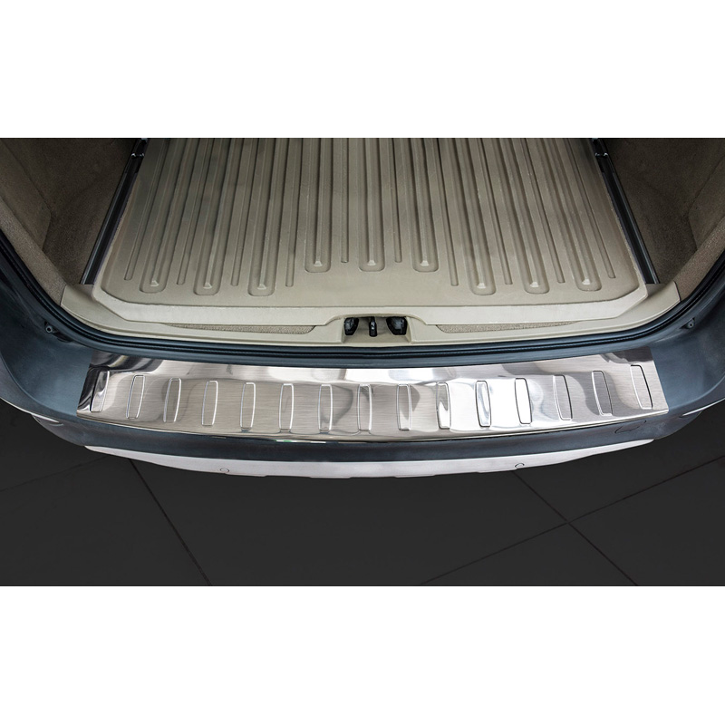 Protection de seuil arrière inox sur mesure pour Volvo XC70 Facelift 2013-2016 'Ribs'