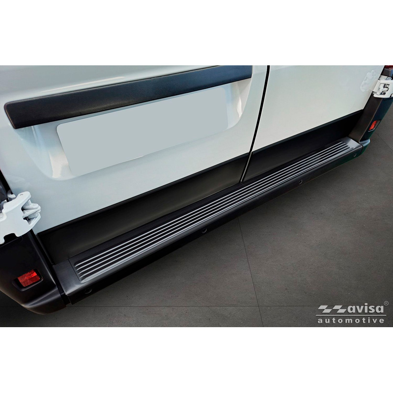 Avisa Protection de seuil arrière inox noir sur mesure pour Fiat Ducato III Facelift 2023- / Opel Movano III Facelift 2023- / Toyota Proace Max 2024- 'Ribs' (2 parties)