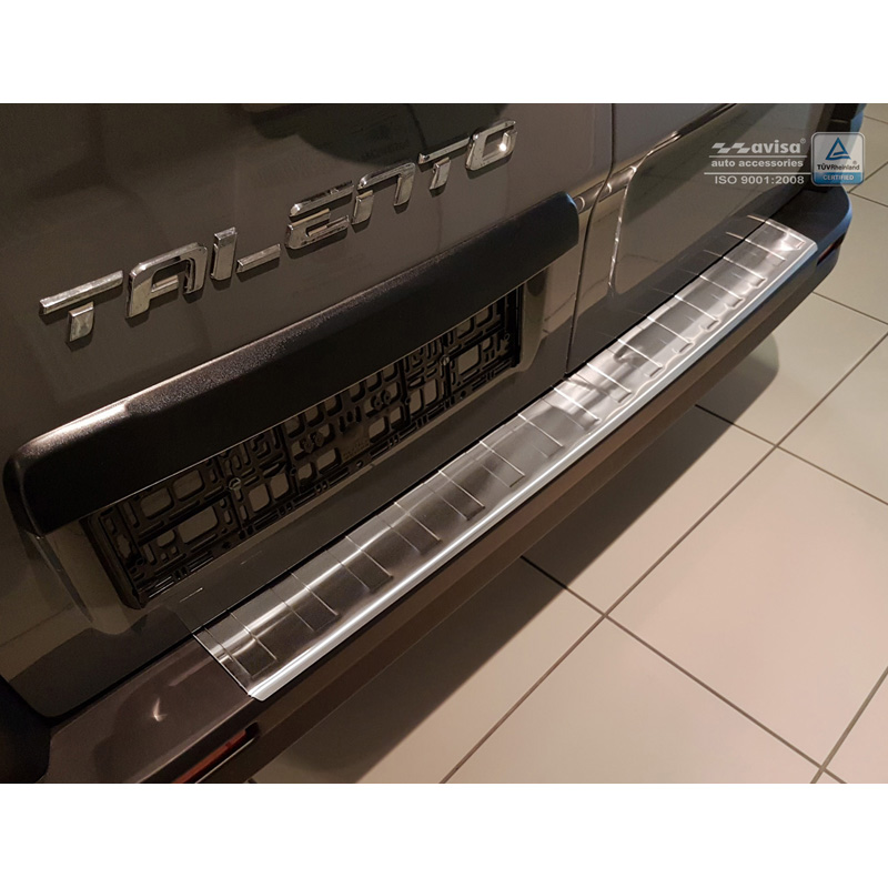 Protection de seuil arrière inox sur mesure pour Opel Vivaro 2014-2019 & Renault Trafic 2014-2019 & FL 2019- / Fiat Talento 2016- / Nissan NV300 2016-2019 & FL 2019-2021 & FL 2021- 'Ribs' (Longue 118cm)