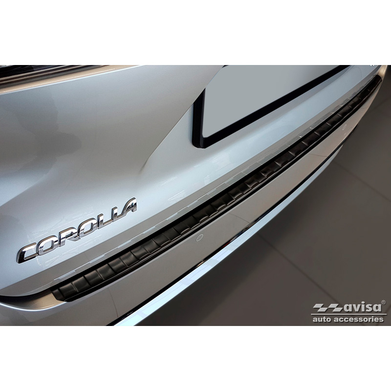 Protection de seuil arrière inox noir sur mesure pour Toyota Corolla XII Combi 2019- (incl. GR Sport) & Suzuki Swace Combi 2020- 'Ribs'