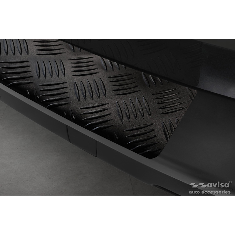 Protection de seuil arrière en aluminium noir mat sur mesure pour Citroën Space Tourer & Jumpy / Peugeot Traveller & Expert / Toyota Proace Verso 2016- / Opel Vivaro & Zafira Life 2019- (modèles avec dessus de pare-chocs non peint) 'Riffled Plate'