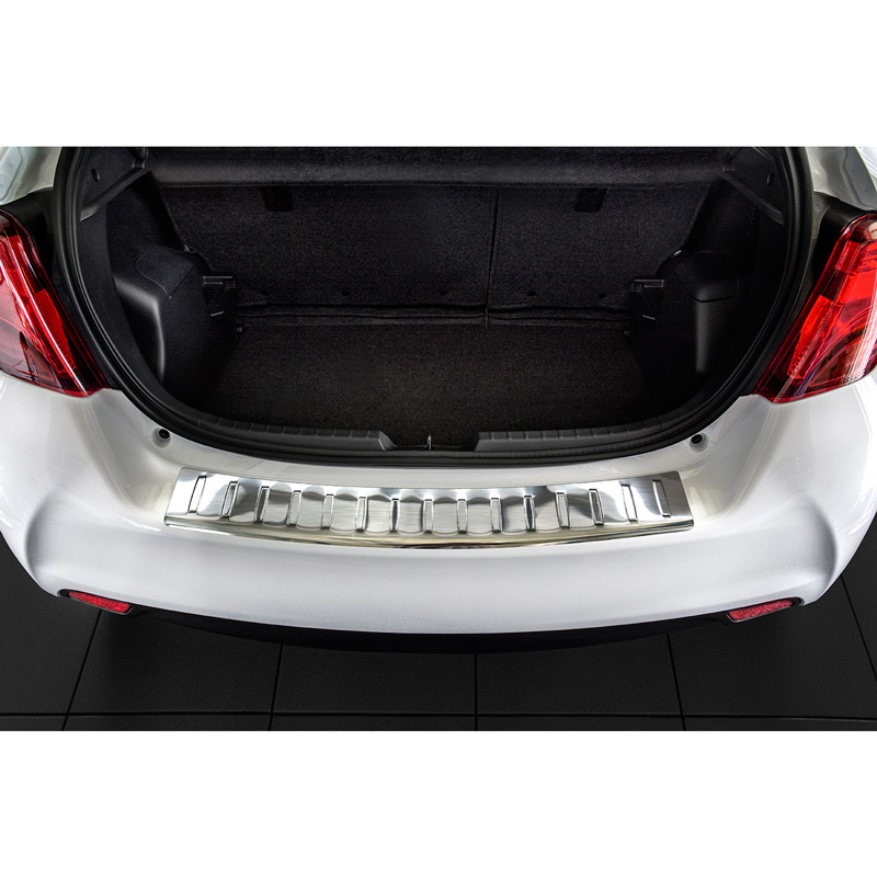 Protection de seuil arrière inox sur mesure pour Toyota Yaris III 2014-2019 'Ribs'