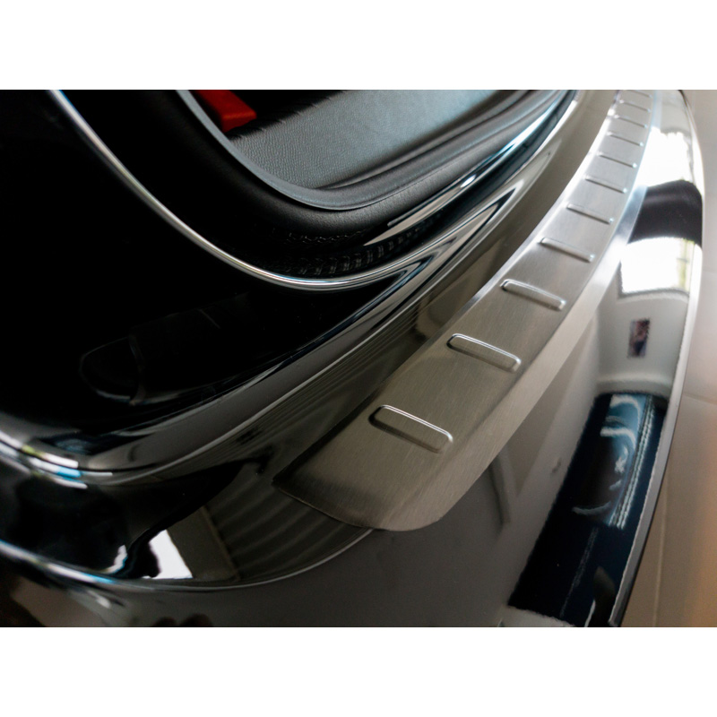 Protection de seuil arrière inox noir sur mesure pour Peugeot 208 II HB 5-portes 2019-2023 & FL 2023- 'Ribs'