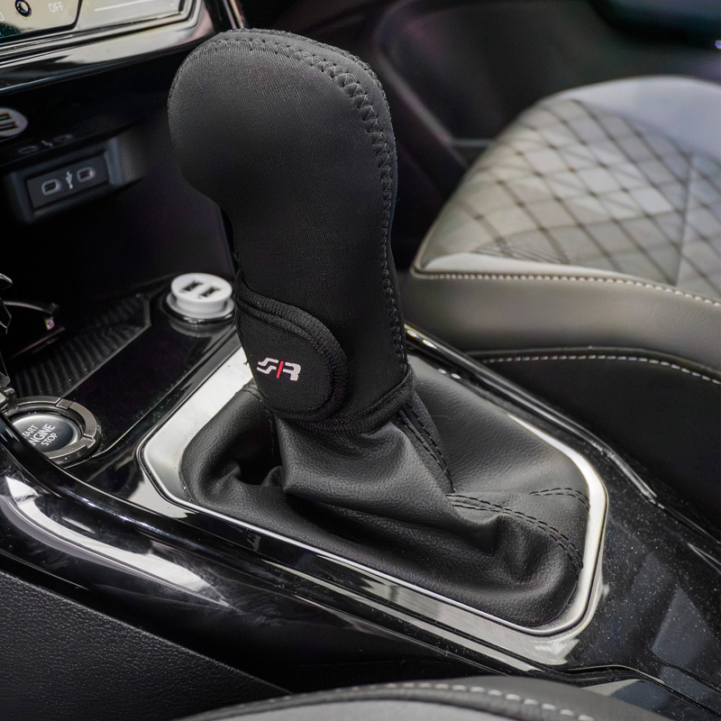 Simoni Racing Housse pour Pommeau de Vitesse Universal - transmission automatique - Noir + Logo
