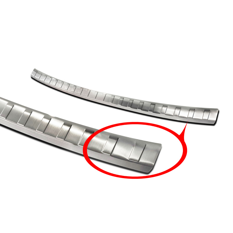 Protection de seuil arrière inox sur mesure pour Volkswagen Golf VIII HB 5-portes 2020-2024 & FL 2024- 'Ribs'