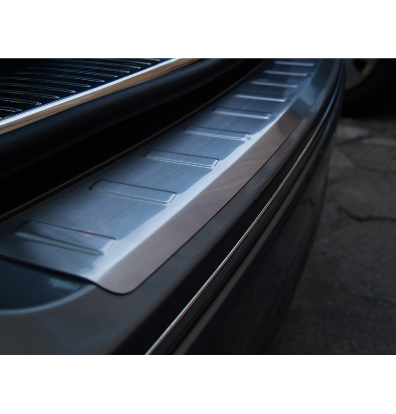 Protection de seuil arrière inox sur mesure pour Mercedes Classe-C W204 Kombi 2007-2011 (incl. AMG) 'Ribs'