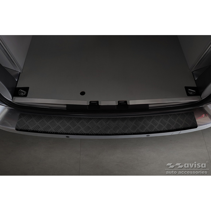 Protection de seuil arrière en aluminium noir mat sur mesure pour Citroën Space Tourer & Jumpy / Peugeot Traveller & Expert / Toyota Proace Verso 2016- / Opel Vivaro & Zafira Life 2019- (modèles avec dessus de pare-chocs peint) 'Riffled Plate'