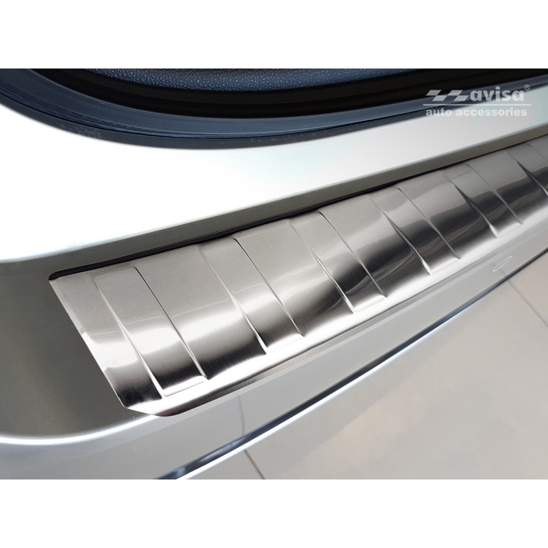 Protection de seuil arrière inox sur mesure pour Toyota Corolla XII Combi 2019- (incl. GR Sport) & Suzuki Swace Combi 2020- 'Ribs'
