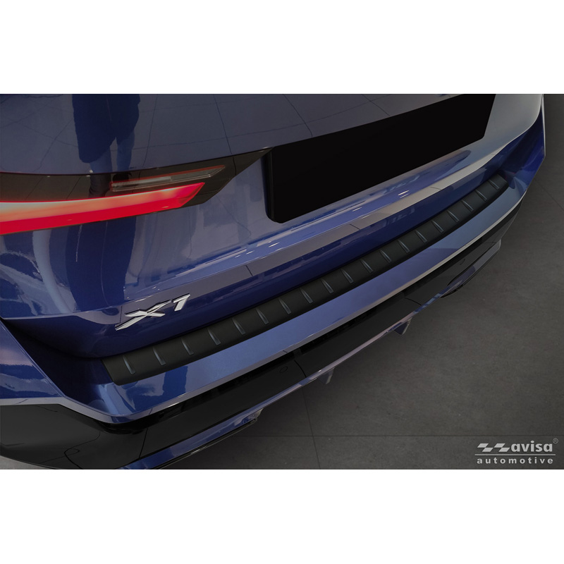 Avisa Protection de seuil arrière inox noir mat sur mesure pour BMW X1 (U11) M-Sport & iX1 (U11) M-Sport 2022- 'Ribs'