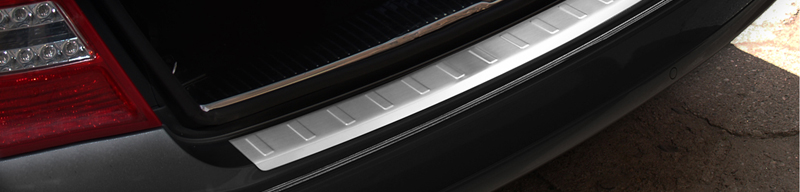 Protection de seuil arrière inox sur mesure pour Mercedes Classe-C W204 Kombi 2007-2011 (incl. AMG) 'Ribs'