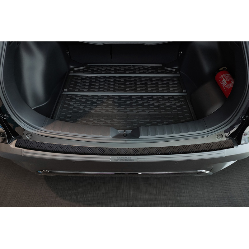 Protection de seuil arrière en aluminium noir mat sur mesure pour Toyota Corolla Cross 2022- 'Riffled Plate'