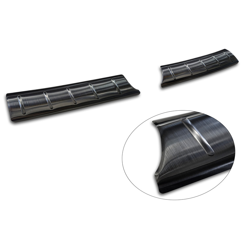 Protection de seuil arrière inox noir sur mesure pour Suzuki Swift VI 2024- 'Ribs'