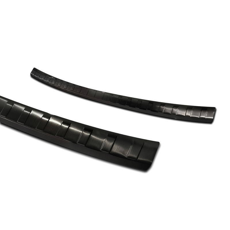 Protection de seuil arrière inox noir sur mesure pour Volkswagen Golf VIII HB 5-portes 2020-2024 & FL 2024- 'Ribs'