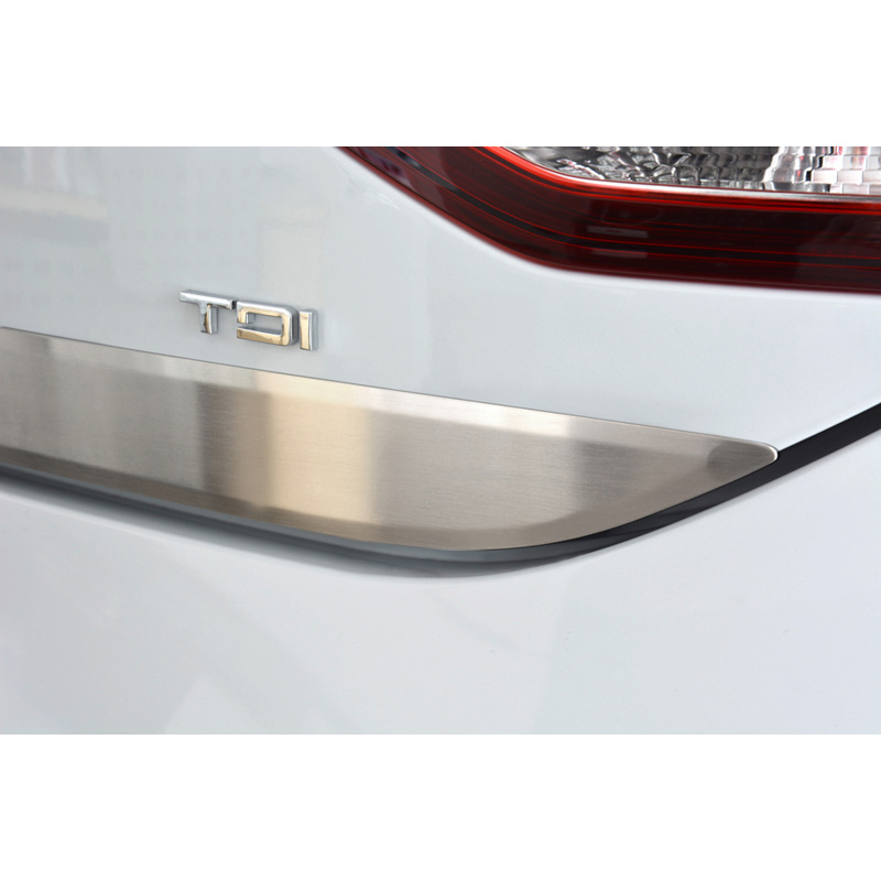 Baguette enjolivante coffre arrière inox sur mesure pour Seat Leon (5F) HB 5-portes 2013-2020