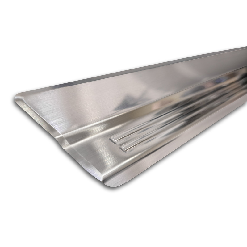 Avisa Seuils de portes inoxydable sur mesure pour Suzuki Swift VI 2024- 'Lines' - 4-pièces