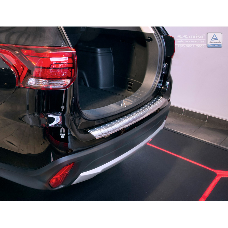 Protection de seuil arrière inox sur mesure pour Mitsubishi Outlander III Facelift 2015- 'Ribs' (avec découpé PDC)