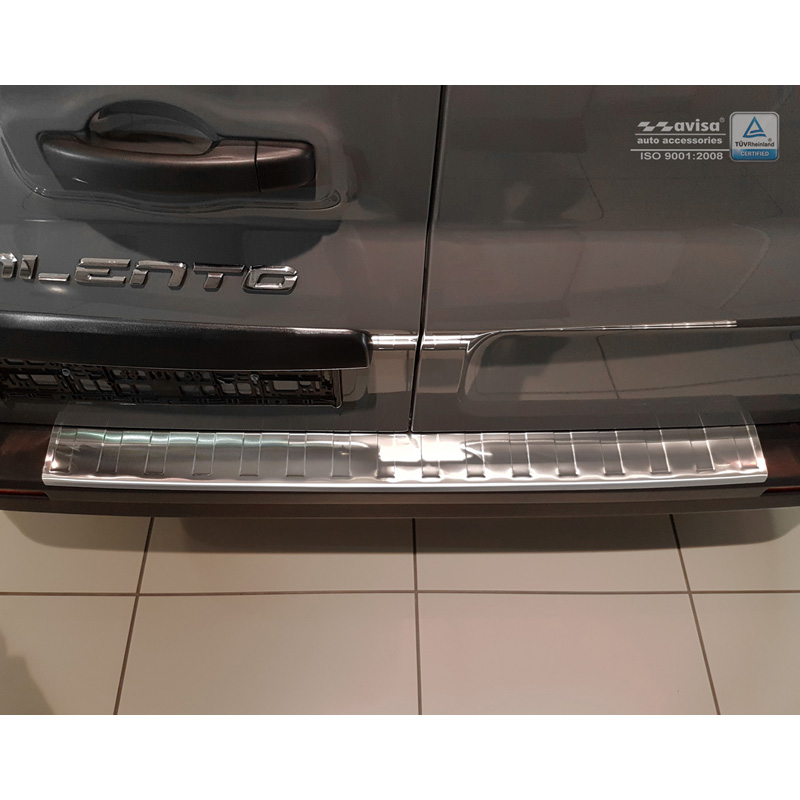 Protection de seuil arrière inox sur mesure pour Opel Vivaro 2014-2019 & Renault Trafic 2014-2019 & FL 2019- / Fiat Talento 2016- / Nissan NV300 2016-2019 & FL 2019-2021 & FL 2021- 'Ribs' (Longue 118cm)