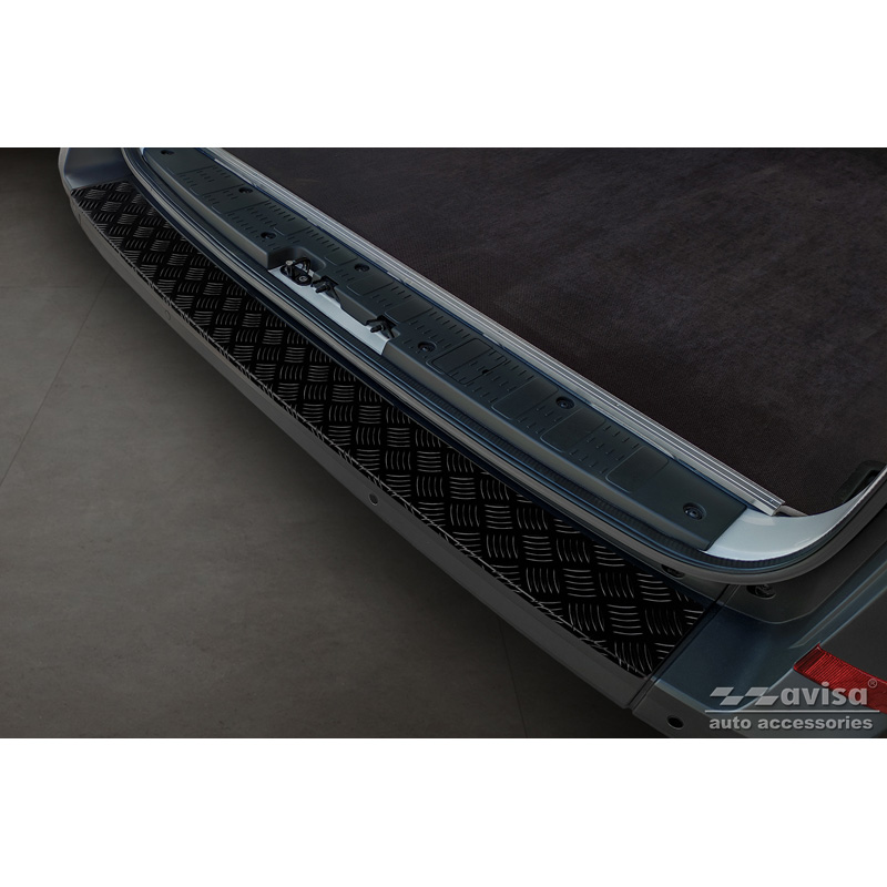 Protection de seuil arrière en aluminium noir mat sur mesure pour Volkswagen Crafter & MAN TGE 2017- 'Riffled Plate'