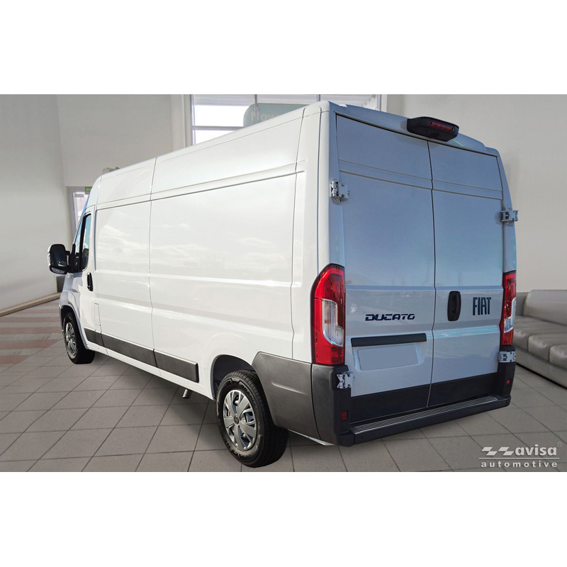 Avisa Protection de seuil arrière inox noir sur mesure pour Fiat Ducato III Facelift 2023- / Opel Movano III Facelift 2023- / Toyota Proace Max 2024- 'Ribs' (2 parties)