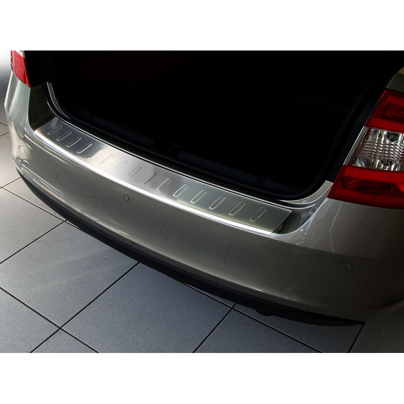 Protection de seuil arrière inox sur mesure pour Skoda Rapid 2012-2017 & FL 2017- 'Ribs'