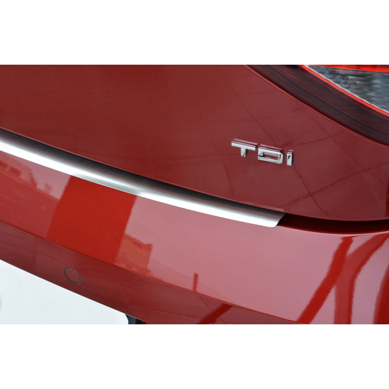 Protection de seuil arrière inox sur mesure pour Seat Leon 5F 5 portes 2013-2020 'Ribs'