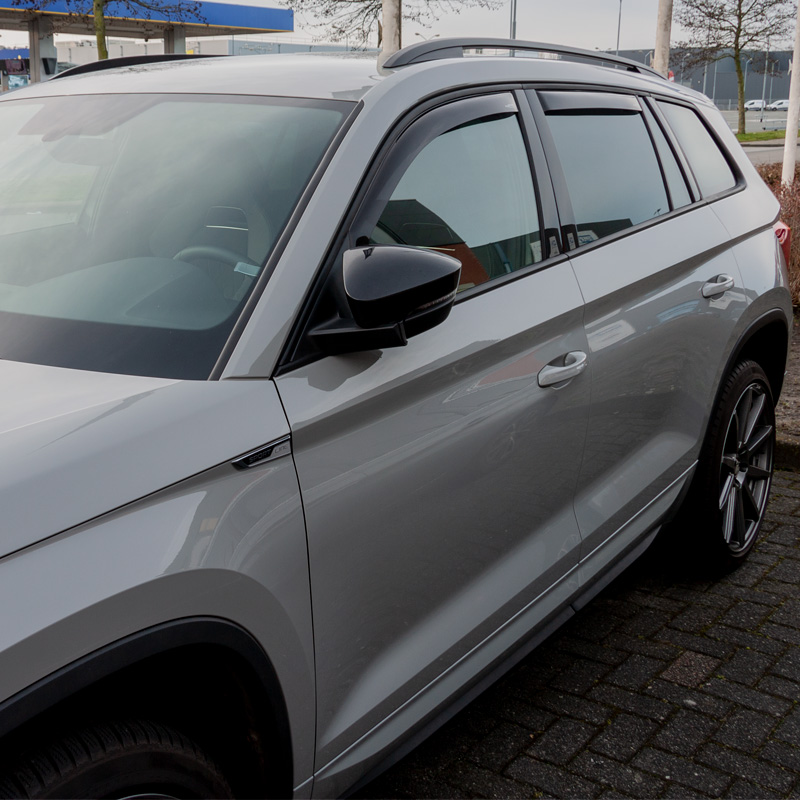 Déflecteurs latéraux Noir sur mesure pour Skoda Kodiaq 2017- (cadre de fenêtre noir)