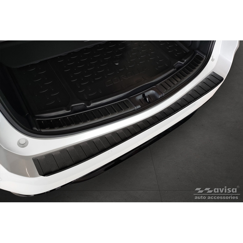 Protection de seuil arrière inox noir mat sur mesure pour Toyota Corolla XII Combi 2019- (incl. GR Sport) & Suzuki Swace Combi 2020- 'Ribs'