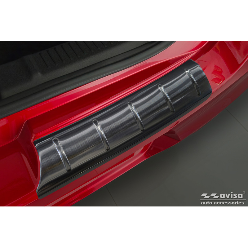 Protection de seuil arrière inox noir sur mesure pour Suzuki Swift VI 2024- 'Ribs'