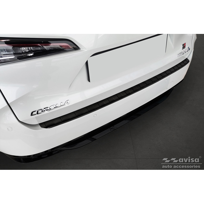 Protection de seuil arrière inox noir mat sur mesure pour Toyota Corolla XII Combi 2019- (incl. GR Sport) & Suzuki Swace Combi 2020- 'Ribs'