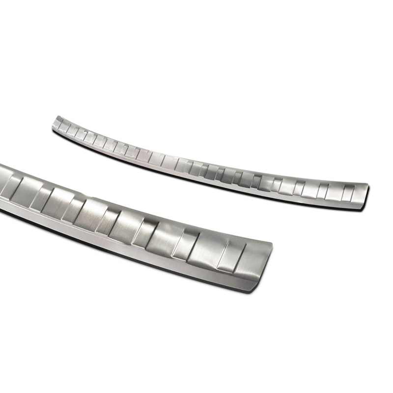 Protection de seuil arrière inox sur mesure pour Volkswagen Golf VIII HB 5-portes 2020-2024 & FL 2024- 'Ribs'