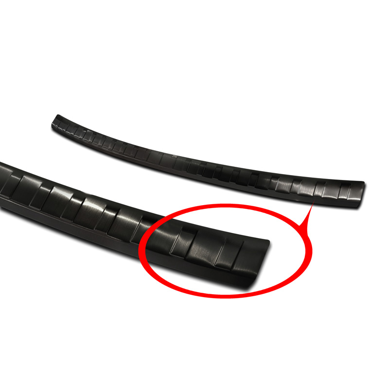 Protection de seuil arrière inox noir sur mesure pour Volkswagen Golf VIII HB 5-portes 2020-2024 & FL 2024- 'Ribs'