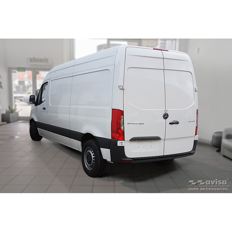 Protection de seuil arrière en aluminium noir mat sur mesure pour Mercedes Sprinter III 2018- 'Riffled plate'