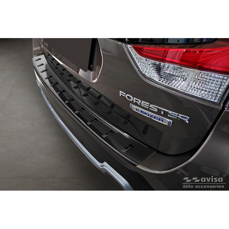 Protection de seuil arrière inox noir sur mesure pour Subaru Forester (SK) 2018-2024 'STRONG EDITION'