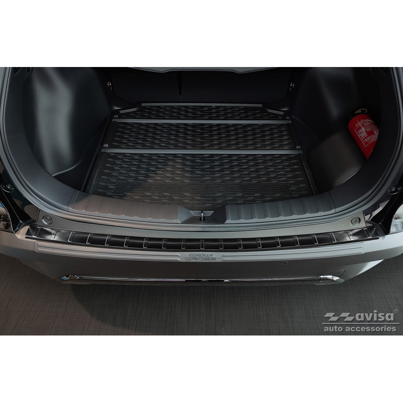 Protection de seuil arrière inox noir sur mesure pour Toyota Corolla Cross 2022- 'Ribs'