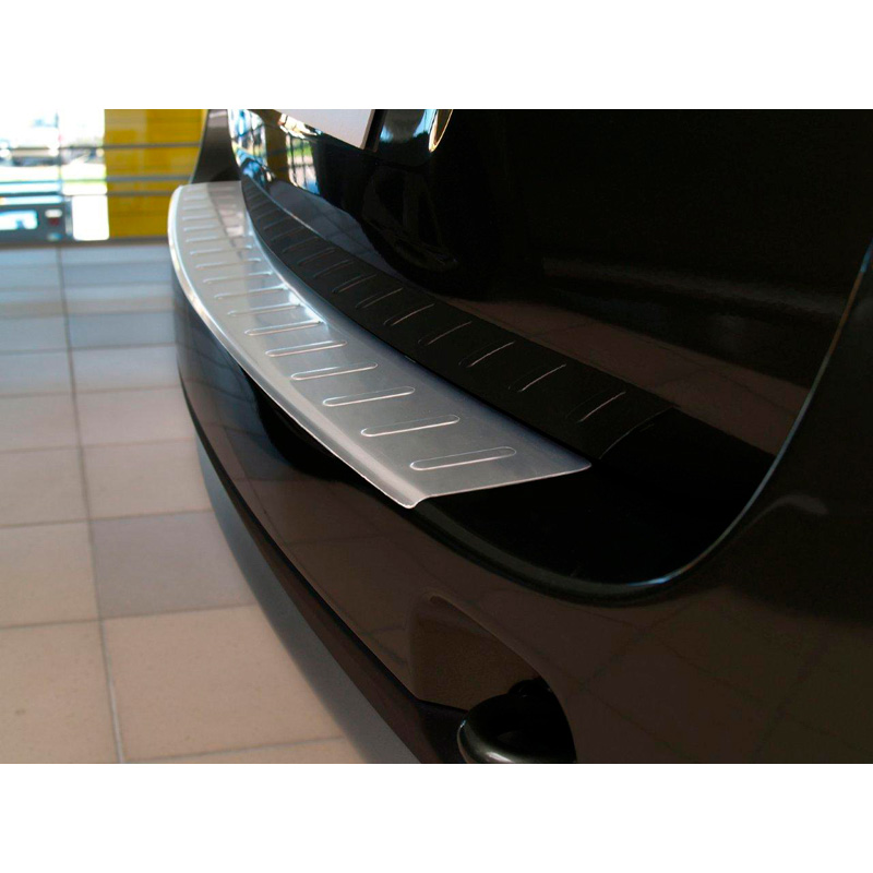 Protection de seuil arrière inox sur mesure pour Dacia Duster 2010-2017 'Ribs'