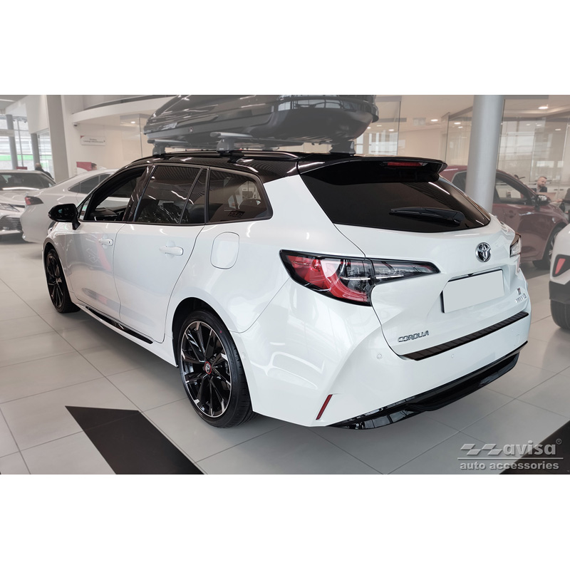 Protection de seuil arrière inox noir mat sur mesure pour Toyota Corolla XII Combi 2019- (incl. GR Sport) & Suzuki Swace Combi 2020- 'Ribs'