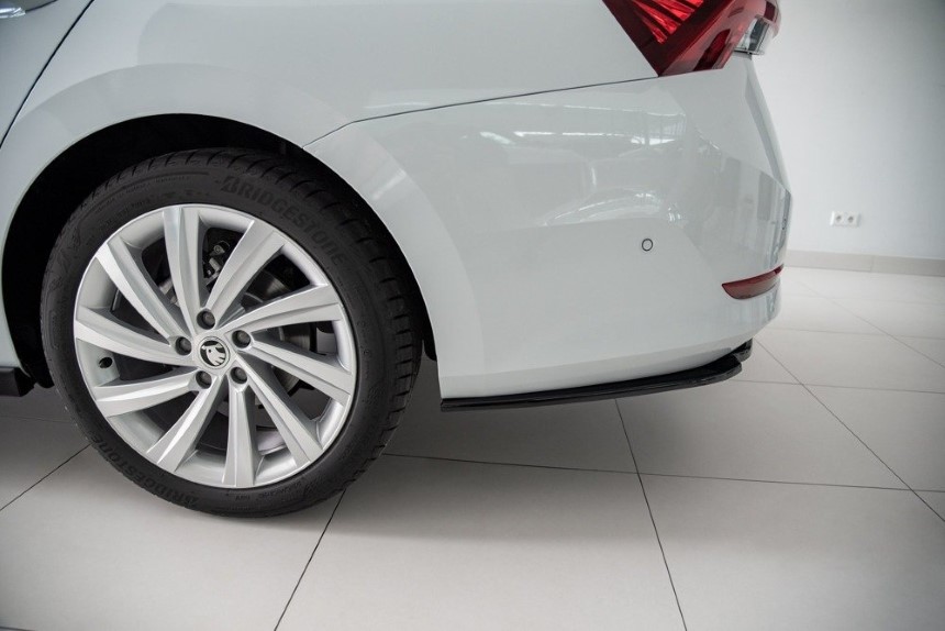 Achter opzetstuk Skoda Octavia 4 Maxton Design glans zwart