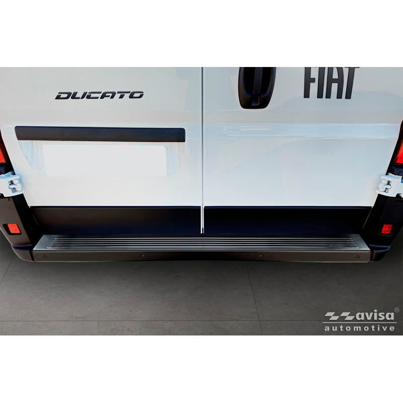 Avisa Protection de seuil arrière inox noir sur mesure pour Fiat Ducato III Facelift 2023- / Opel Movano III Facelift 2023- / Toyota Proace Max 2024- 'Ribs' (2 parties)