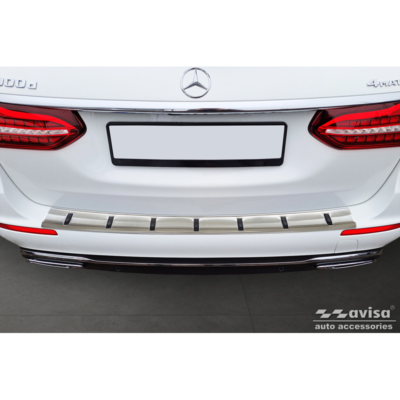 Avisa Protection de seuil arrière inox sur mesure pour Mercedes Classe-E Estate S213 2016-2023 (incl. E53 AMG) 'STRONG EDITION'